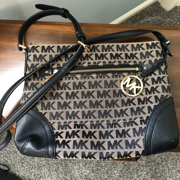 LIKE NEW!! Michael Kors Logo Crossbody. - Picture 4 of 6
